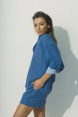 Camisa marrón a rayas verticales negras y rojas, de corte relaxed, con cuello clásico y botones al tono.