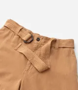 Pantalón pantalona color beige, de tiro alto, con cintura fija, trabillas, cierre tradicional, bolsillos, elástico trasero y cinturón con hebilla redonda.