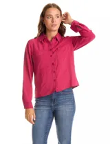 Camisa de crepe color fucsia, con cuello solapa, cierre frontal de botones y dos bolsillos aplicados en el pecho.