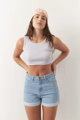 Crop top sin mangas con cuello a la base, fabricado en tela texturizada.
