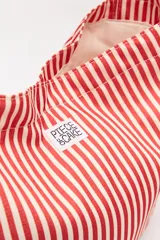 Bolso de hombro con estampado de rayas verticales celestes y blancas.