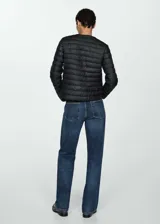 Campera puffer color verde oliva con cierre frontal y cuello alto.