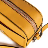 Bandolera color camel de símil cuero, con correa regulable y herrajes plateados. Tiene un compartimento principal con cierre, un bolsillo interno con cierre y un bolsillo externo con botón.