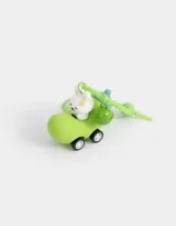 Llavero con forma de auto verde con un conejo blanco como conductor, una campana verde y un cartel con la palabra 'NICE!' en verde y amarillo. Tiene un precinto regulable verde.