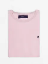 Remera básica de algodón color rosa claro, con cuello redondo y logo bordado en el pecho.