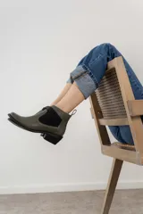 Botas Chelsea de cuero color marrón oscuro, con paneles laterales elásticos en marrón y suela de goma.