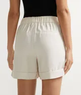 Short de sastrería color crudo, con cintura con doble trabillas y elástico en la espalda. El modelo está hecho de un material responsable y se ajusta muy bien, proporcionando comodidad y libertad de movimiento, perfecto para los días calurosos al aire libre.