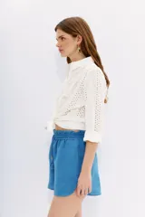Short negro confeccionado en algodón y lino, de calce relajado, con cintura elástica y cordón ajustable.