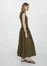 Vestido midi verde oliva con corte a la cintura y falda amplia. El cuerpo es de tejido de punto ajustado y la falda es de algodón. Tiene mangas cortas y cuello redondo.