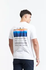 Remera blanca de manga corta con cuello redondo y estampado pequeño en el pecho.