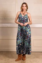 Vestido largo de seda con estampado geométrico en tonos azul, rojo, blanco y amarillo.