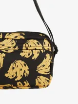 Bolso bandolera negro con estampado de bananas amarillas. Tiene un compartimento principal con cierre de cremallera y correa ajustable para llevar al hombro o cruzado.