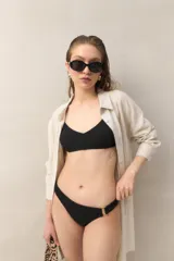 Bombacha de bikini color marrón con textura acanalada y detalle de aro dorado en los laterales.