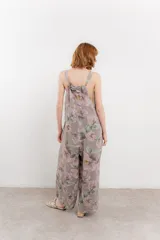 Mono largo de lino con estampado floral en tonos azules, escote en V pronunciado, tirantes anchos y bolsillos laterales.
