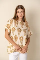 Camisa de lino color crudo con estampado de cachemir en tonos azules y marrones, de corte holgado, manga corta con dobladillo y cuello redondo.