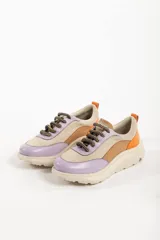 Zapatillas deportivas urbanas con plataforma, de cuero sintético color blanco, con detalles en lila, beige y naranja. Cordones marrones con estampado de letras.