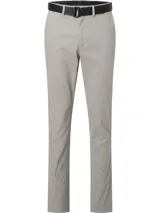 Pantalón chino slim fit color gris claro, con cinturón negro con hebilla metálica. Confeccionado con algodón orgánico.