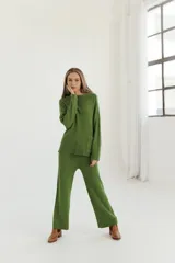 Pantalón de punto verde oliva de corte ancho.