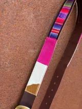 Cinturón artesanal de cuero en combinación con aguayos, color beige. Cada cinturón es único y presenta variaciones en diseño.