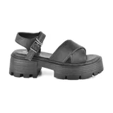Sandalias color crema con plataforma track y tiras cruzadas.
