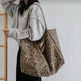 Bolso tote de tela con estampado animal print de leopardo.