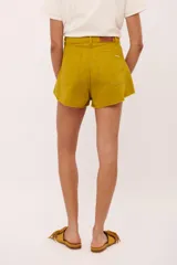 Short de jean de tiro alto, color negro lavado, con corte ancho y dobladillo deshilachado.