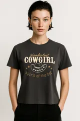 Remera negra de algodón con cuello redondo y estampado de estilo vintage con imágenes de carteles y textos relacionados con el mundo del rodeo.