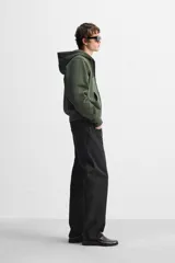Pantalón de jean negro de corte recto, con cinco bolsillos y cierre frontal con botones. Colección especial Origins.