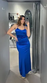 Vestido largo de satén color azul eléctrico, con breteles finos y espalda descubierta.