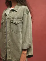 Sobrecamisa celeste de denim con bolsillos frontales y corte holgado.