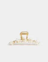 Broche dorado para el pelo con forma de pinza, decorado con flores blancas y perlas.