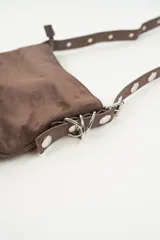 Bandolera marrón de gamuza con correa larga regulable con detalles de tachas.