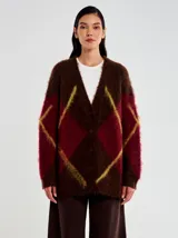 Cardigan largo de punto mohair con diseño de rombos en tonos marrón, bordó y amarillo. Presenta escote en V, cierre frontal con botones al tono y un calce holgado.