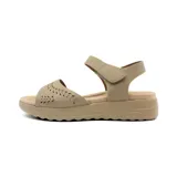Sandalias bajas color beige con plataforma, tira ancha sobre el empeine con calados y tira con velcro en el tobillo.