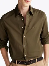 Camisa verde militar de popelín de algodón con tecnología Flex, corte regular, cuello con botones, puños redondeados con botón y logo de Tommy Hilfiger bordado en el pecho.