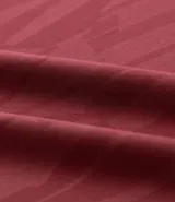 Remera deportiva gris con cuello redondo, mangas cortas, estampa heat print y detalle en los hombros. Confeccionada en tejido de malla con tecnología Dry.