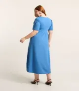 Vestido midi de media malla color fucsia, con cuello redondo, manga corta abullonada y corte en V en la cintura.