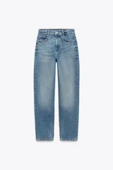 Pantalón de jean gris oscuro, de corte mom fit, tiro alto y largo tobillero. Cuenta con cinco bolsillos, cierre frontal con cremallera y botón.