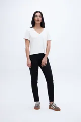 Remera blanca de rib con escote en V y mangas cortas con dobladillo.