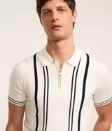 Camisa polo de punto color crema con rayas verticales azul marino, cuello con cremallera, manga corta con ribete a rayas y corte slim fit.