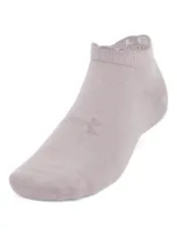 Medias grises de corte bajo con rayas rosas en el tobillo y en la puntera, con logo de Under Armour en el empeine.