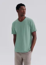 Remera verde agua de corte clásico, con cuello en V y mangas cortas.