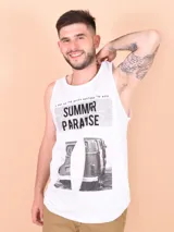 Musculosa blanca con estampa de una combi y una tabla de surf.
