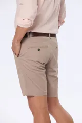 Bermuda color beige, de corte clásico, confeccionada en algodón y spandex.