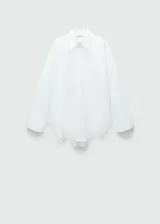 Camisa oversize blanca de popelina de algodón, con cuello camisero, manga larga con puños abotonados y cierre frontal con botones.