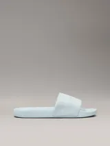 Ojotas celestes de Calvin Klein Jeans con logo de la marca en la tira.