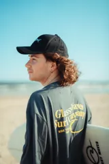 Remerón gris con estampa amarilla en la espalda con el logo de Glasswaves Surf Company.