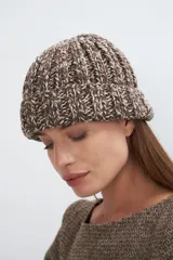 Gorro de lana tejido a mano en marrón y blanco. Accesorio unisex de tejido flexible que se adapta a todos los tamaños. Hecho 100% en Uruguay.