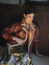 Campera de cuero vacuno color crudo con corderito en la solapa y costuras a mano.