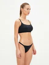 Top de bikini negro con breteles finos.